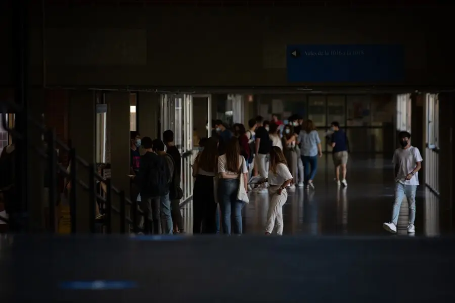 Archivo - Un grupo de estudiantes a su llegada a la Facultad de Econom&iacute;a y Empresa el d&iacute;a del comienzo de los ex&aacute;menes de selectividad 2021, a 8 de junio de 2021, en Barcelona, Catalu&ntilde;a, (Espa&ntilde;a)