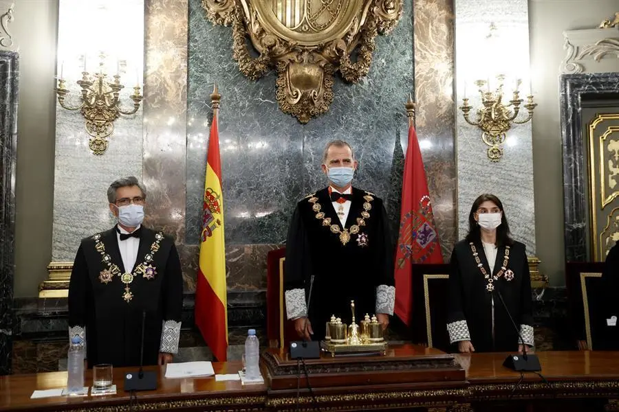 El rey Felipe VI (C), el presidente del Tribunal Supremo y del Consejo General del Poder Judicial, Carlos Lesmes (i) y la ministra de Justicia, Pilar Llop (d) durante la celebraci&oacute;n este lunes del acto de apertura del A&ntilde;o Judicial en el Tribunal Supremo en Madrid. EFE/Emilio Naranjo POOL