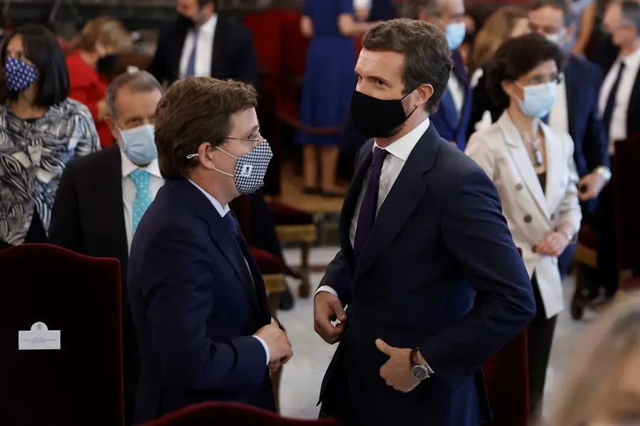 El l&iacute;der del PP, Pablo Casado (d) conversa con el alcalde de Madrid, Jos&eacute; Luis Mart&iacute;nez-Almeida (i) tras la celebraci&oacute;n este lunes del acto de apertura del A&ntilde;o Judicial en el Tribunal Supremo en Madrid. EFE/Emilio Naranjo POOL