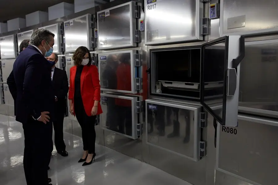 Archivo - La presidenta de la Comunidad de Madrid, Isabel D&iacute;az Ayuso (1d), acompa&ntilde;ada del consejero de Justicia, Interior y V&iacute;ctimas, Enrique L&oacute;pez (1i), durante su visita a la nueva sede del Instituto de Medicina Legal y Ciencias Forenses, en Madrid.