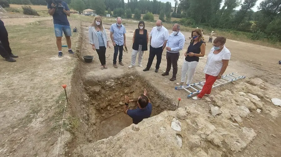 Visita del vicepresidente de C-LM, Jos&eacute; Luis Mart&iacute;nez Guijarro, y el rector de la UCLM, Juli&aacute;n Garde, al yacimiento de Noheda