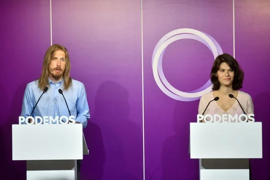 Imagen de los coportavoces de Podemos, Pablo Fern&aacute;ndez e Isa Serra, en rueda de prensa en la sede del partido.