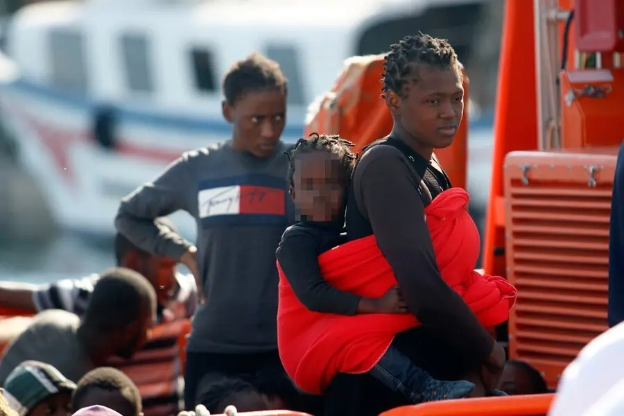 Archivo - Llegada a puerto M&aacute;laga de 75 personas entre ellas un menor de edad, donde han sido rescatadas por Salvamento Mar&iacute;timo, cuando navegaban a la deriva en una patera, en M&aacute;laga a 29 de octubre 2019