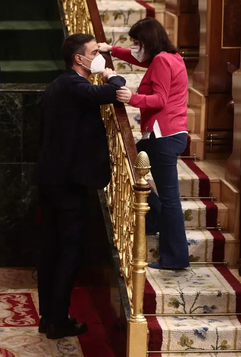 Archivo - El presidente del Gobierno, Pedro S&aacute;nchez, el 17 de marzo con la entonces portavoz socialista, Adriana Lastra, en el Congreso de los Diputados