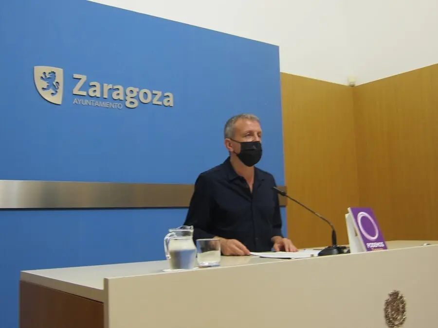 El portavoz del grupo municipal de Podemos en el Ayuntamiento de Zaragoza, Fernando Rivar&eacute;s