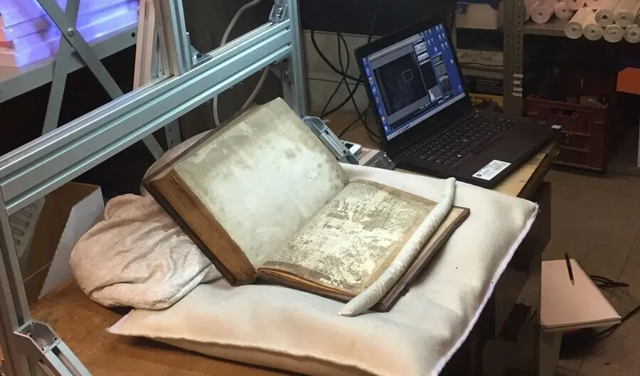 Im&aacute;genes multiespectral de los fragmentos en la Biblioteca Central de Bristol