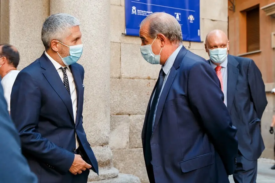 Archivo - El ministro del Interior, Fernando Grande-Marlaska, habla con el director general de la Polic&iacute;a Nacional, Francisco Pardo, durante un acto en Toledo