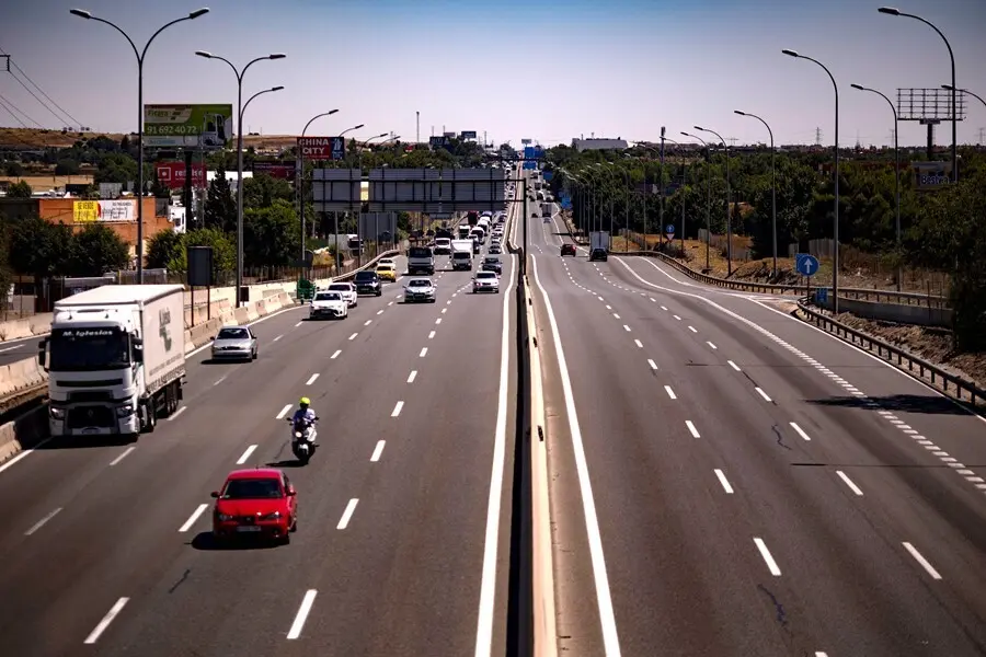 Archivo - Imagen de la A-4 a su paso por Pinto (Madrid) durante el primer d&iacute;a de la primera 'Operaci&oacute;n Salida' del verano 2021