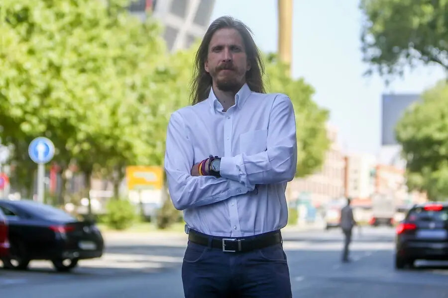 El coordinador general de Podemos en Castilla y Le&oacute;n, Pablo Fern&aacute;ndez, posa en las inmediaciones de la agencia despu&eacute;s de una entrevista para Europa Press, a 12 de agosto de 2021, en Madrid (Espa&ntilde;a).