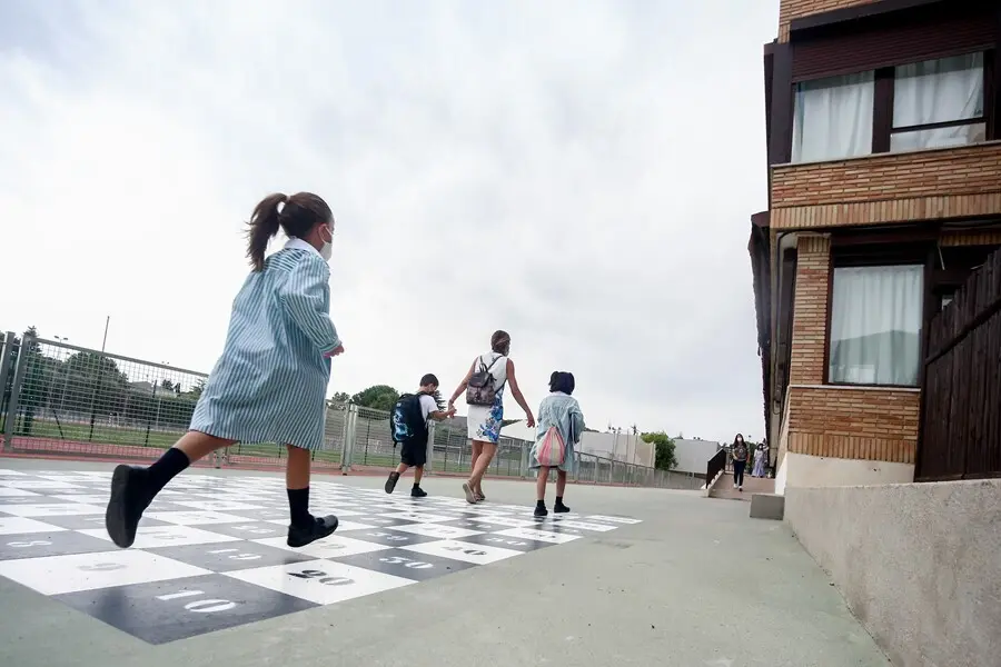 Ni&ntilde;os durante el primer d&iacute;a de clase de este curso 2021-2022 en Boadilla del Monte (Madrid)