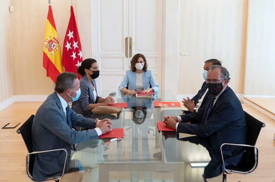 La portavoz de Vox en la Asamblea, Roc&iacute;o Monasterio (2i); la presidenta de la Comunidad de Madrid, Isabel D&iacute;az Ayuso (3d);  el consejero de Presidencia, Justicia e Interior de la Comunidad de Madrid, Enrique L&oacute;pez (2d), y el consejero de Educaci&oacute;n, Cienci