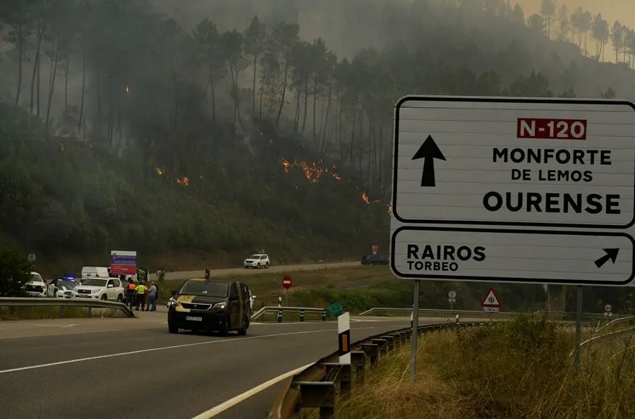 Conductores de coches atraviesan los incendios de un fuego en el municipio de Ribas de Sil, en la parroquia hom&oacute;nima, muy cercana a Rairos, a 6 de septiembre de 2021, en Ribas de Sil, Lugo, Galicia (Espa&ntilde;a)