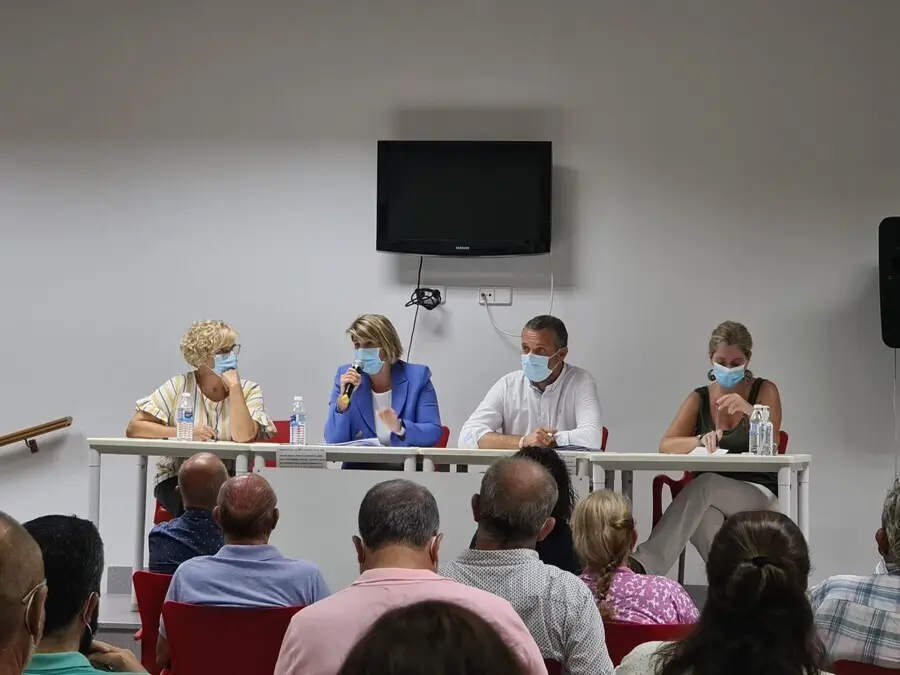 Reuni&oacute;n con afiliados del Partido Popular de Cartagena que han mantenido la alcaldesa, Noelia Arroyo, y el presidente local del PP, Joaqu&iacute;n Segado, en El Algar.