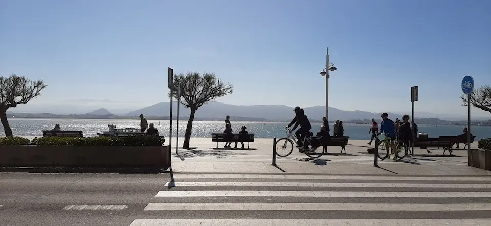 Varias personas por el paseo Pereda de Santander. / S. D&iacute;az