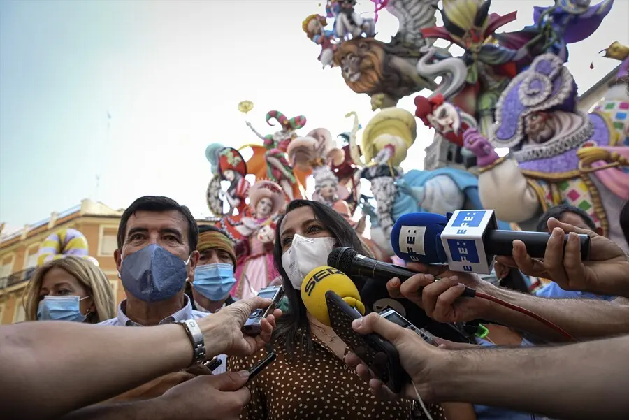 La presidenta de Ciudadanos, In&eacute;s Arrimadas, ofrece declaraciones a los medios de comunicaci&oacute;n durante una visita la Falla Convent de Jerusalem-Matem&agrave;tic, a 4 de septiembre de 2021, en Valencia, Comunidad Valenciana (Espa&ntilde;a).