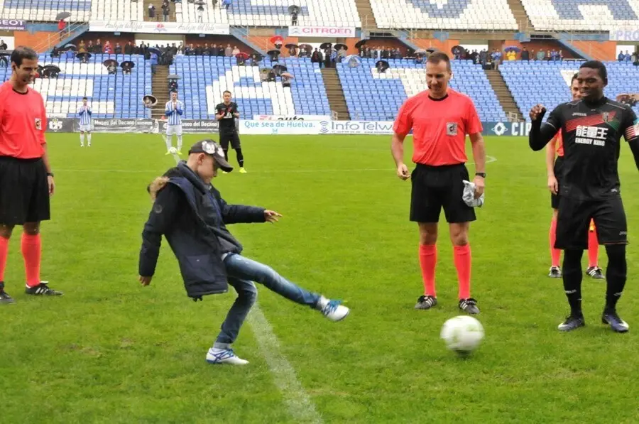 Jos&eacute; Antonio Garrido en un saque de honor en un partido del Recreativo de Huelva.
