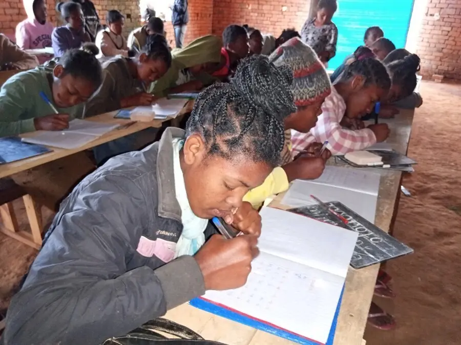 Ni&ntilde;os asistentes a la escuela en Madagascar.