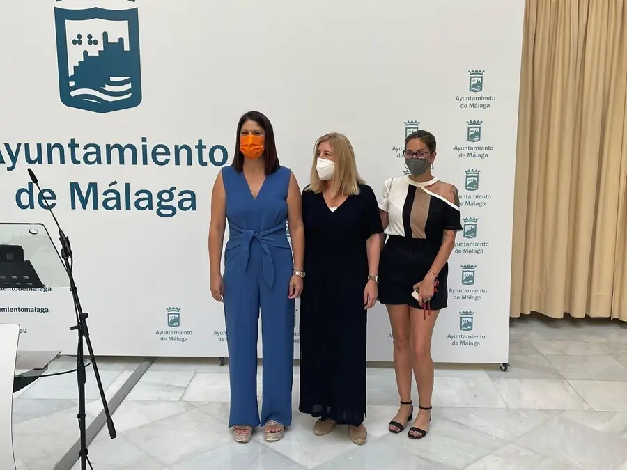 La concejala delegada de Cultura, Noelia Losada, junto a la gerente de la Fundaci&oacute;n Rafael P&eacute;rez Estrada, Ana Cabello, presenta la programaci&oacute;n de oto&ntilde;o de la fundaci&oacute;n dedicada al escritor y abogado malague&ntilde;o.
