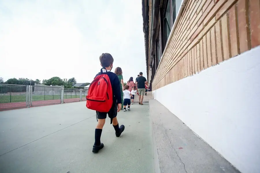 Unos ni&ntilde;os se dirigen a la entrada del colegio.- Archivo