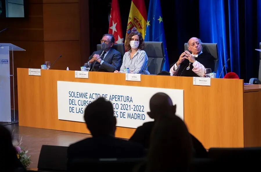 (I-D) El presidente del Consejo Social de la Universidad Carlos III de Madrid, Mat&iacute;as Rodr&iacute;guez Inciarte; la presidenta de la Comunidad de Madrid, Isabel D&iacute;az Ayuso, y el rector de la Universidad Carlos III, Juan Romo, durante el solemne acto oficial de a