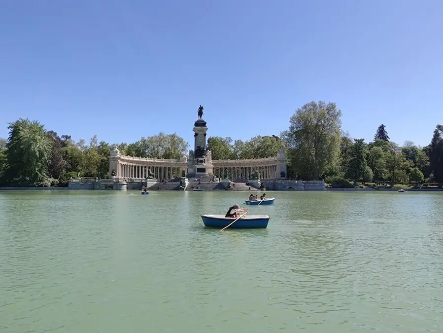 Archivo - Barcas en El Retiro. Archivo.