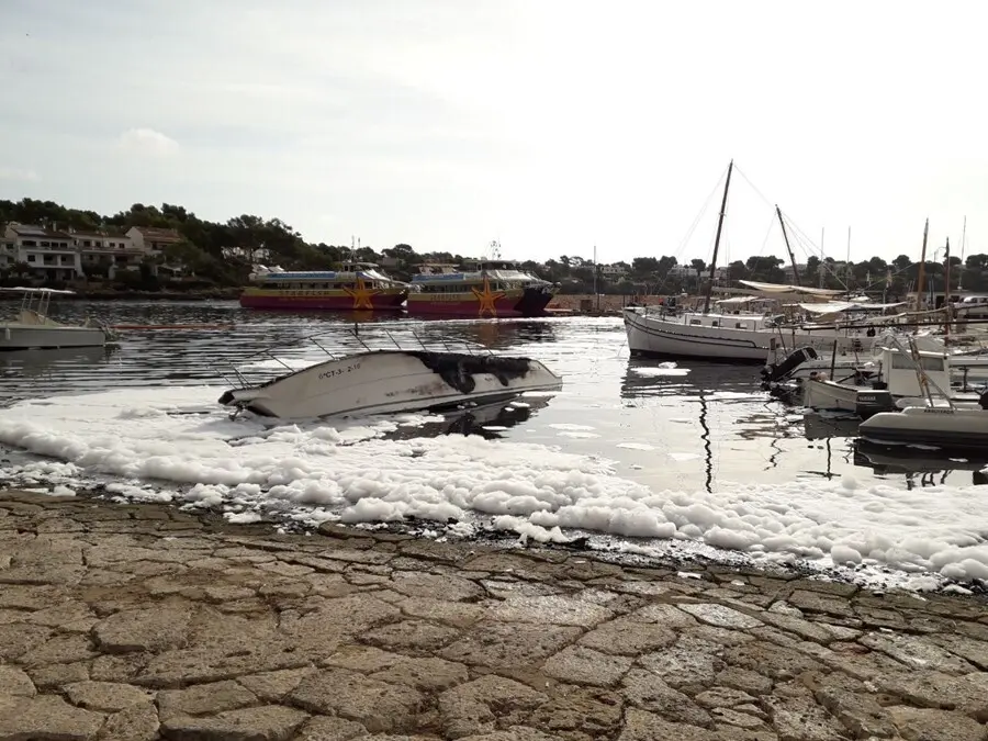 Una de las embarcaciones afectadas por el incendio en el puerto de Portopetro.