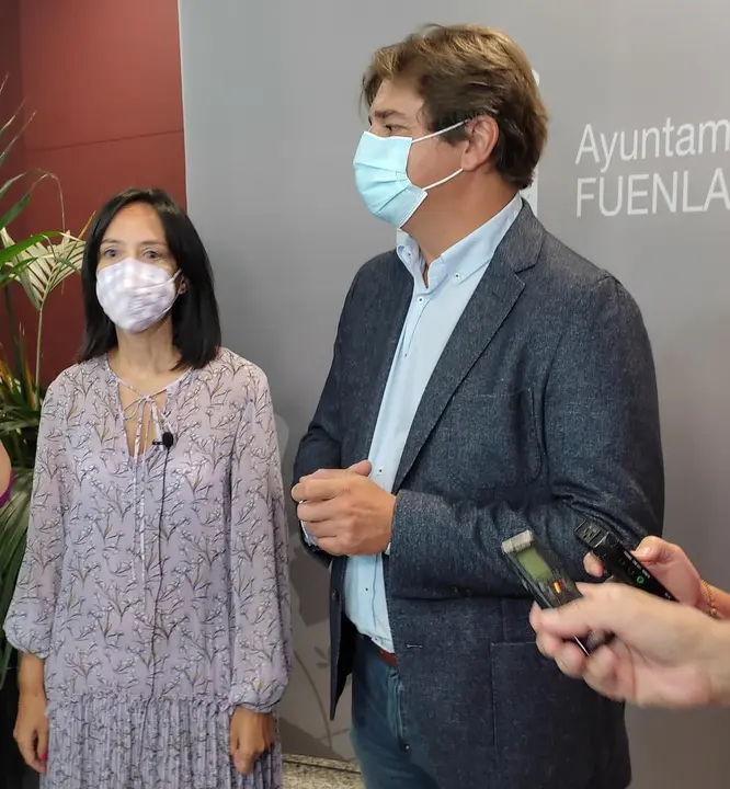 La delegada del Gobierno, Mercedes Gonz&aacute;lez, con el alcalde de Fuenlabrada, Javier Ayala, tras celebrar la Junta de Seguridad Local por las fiestas patronales