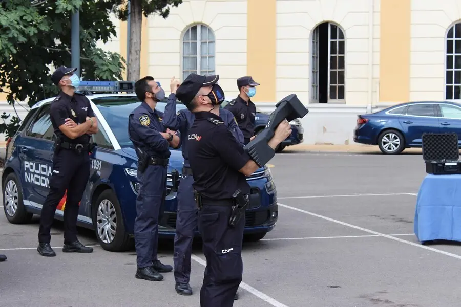 Agentes en la presentaci&oacute;n del dispositivo anti-drones en Val&egrave;ncia