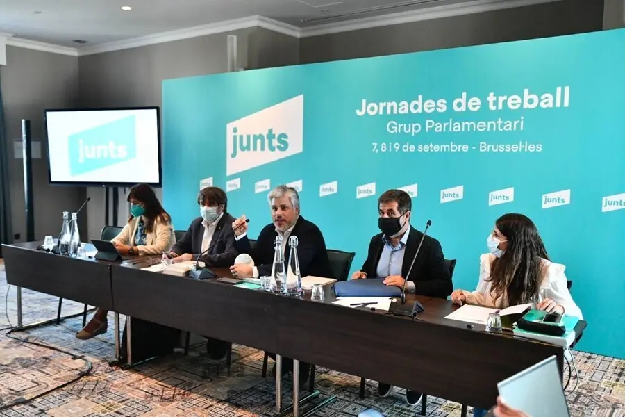 El expresidente de la Generalitat Carles Puigdemont; el secretario general de Junts, Jordi S&agrave;nchez; la presidente del Parlament, Laura Borr&agrave;s; el presidente de Junts en el Parlament, Albert Batet, y la portavoz parlamentaria, M&ograve;nica Sales
