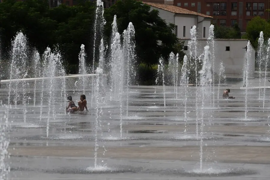 Vecinos de Val&egrave;ncia se refrescan ante la ola de calor