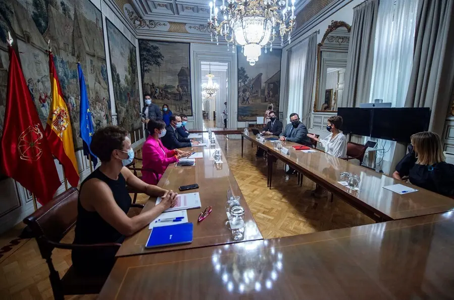 La ministra de Pol&iacute;tica Territorial y Portavoz del Gobierno, Isabel Rodr&iacute;guez (2i); el secretario de Estado de Pol&iacute;tica Territorial, Alfredo Gonz&aacute;lez G&oacute;mez (3i); la presidenta de la Comunidad Foral de Navarra, Mar&iacute;a Chivite (2d),