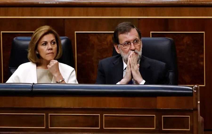 Archivo - La ex ministra de Defensa Mar&iacute;a Dolores de Cospedal y el ex presidente del Gobierno Mariano Rajoy en el Congreso de los Diputados (Imagen de archivo)