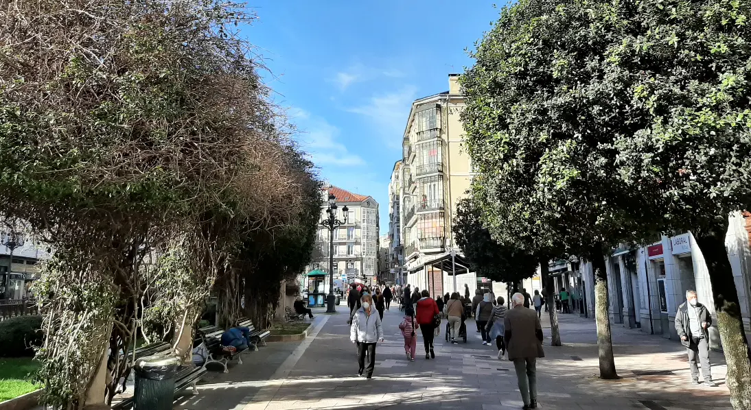 Varias personas con mascarilla por el centro de Santander. / S. D&iacute;az