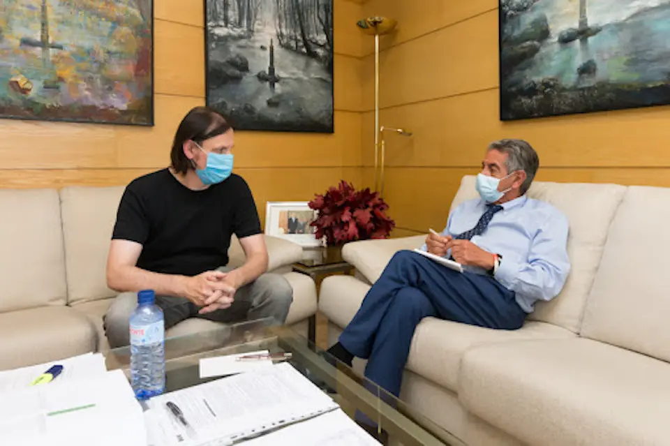 El actual alcalde, Tarsicio G&oacute;mez junto a Revilla. / ALERTA