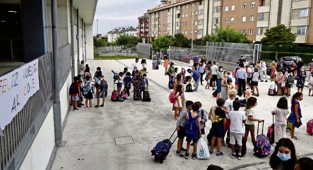 Aspecto que presentaba ayer por la ma&ntilde;ana el patio de un colegio c&aacute;ntabro. / Hardy