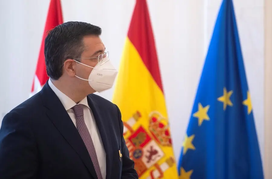 Archivo - El presidente del Comit&eacute; Europeo de las Regiones, Apostolos Tzitzikostas, tras recibir la Medalla Internacional de la Comunidad de Madrid en la Real Casa de Correos de Madrid, a 24 de junio de 2021, en Madrid (Espa&ntilde;a). 