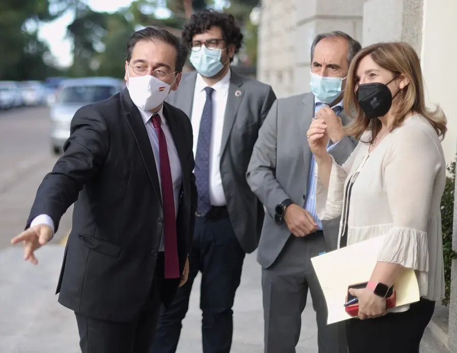 El ministro de Asuntos Exteriores, Uni&oacute;n Europea y Cooperaci&oacute;n, Jos&eacute; Manuel Albares, el director de la AECID, Ant&oacute;n Leis, y la secretaria de Estado de Cooperaci&oacute;n Internacional, Pilar Cancela, a su llegada al acto por el D&iacute;a del Cooperante