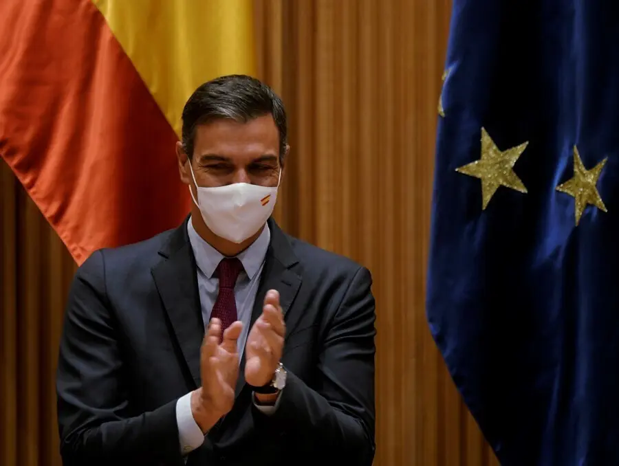 El secretario general del PSOE y presidente del Gobierno, Pedro S&aacute;nchez, aplaude durante la reuni&oacute;n interparlamentaria del Grupo Parlamentario Socialista en el Congreso de los Diputados.