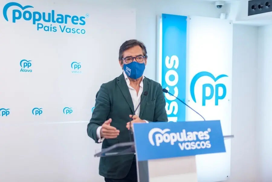 Archivo - El presidente del PP de &Aacute;lava, I&ntilde;aki Oyarzabal, en rueda de prensa en Vitoria