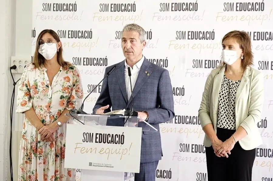 El conseller de Educaci&oacute;n de la Generalitat, Josep Gonz&agrave;lez-Cambray, flanqueado por la secretaria general, Patr&iacute;cia Gom&agrave;, y la secretaria de Transformaci&oacute;n Educativa, N&uacute;ria Mora (i-d), en rueda de prensa