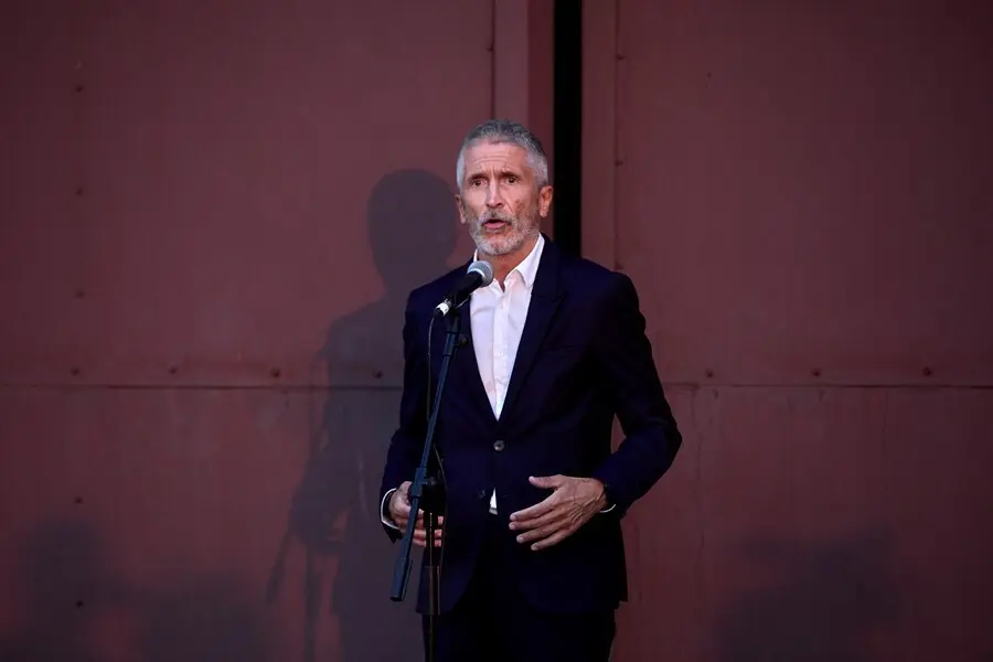 El ministro de Interior, Fernando Grande-Marlaska, ofrece una rueda de prensa en la base a&eacute;rea de Torrej&oacute;n de Ardoz