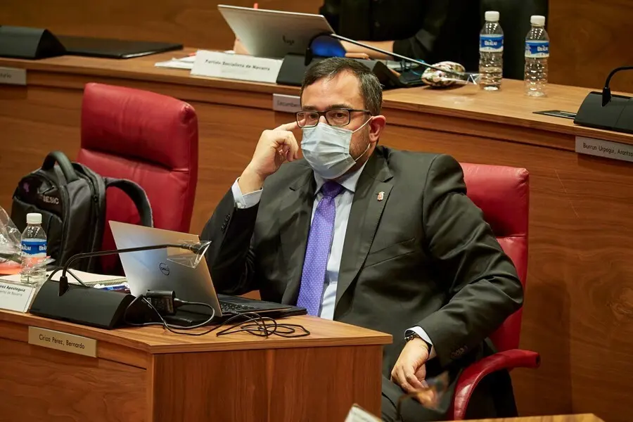 Archivo - El vicepresidente primero del Gobierno de Navarra, Javier Rem&iacute;rez, en un pleno del Parlamento de Navarra.