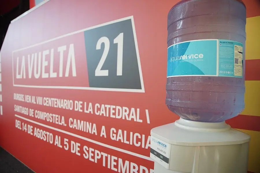 La Vuelta Ciclista 2021 y Aquaservice evitan el consumo de m&aacute;s de 190.000 botellas de pl&aacute;stico de un solo uso