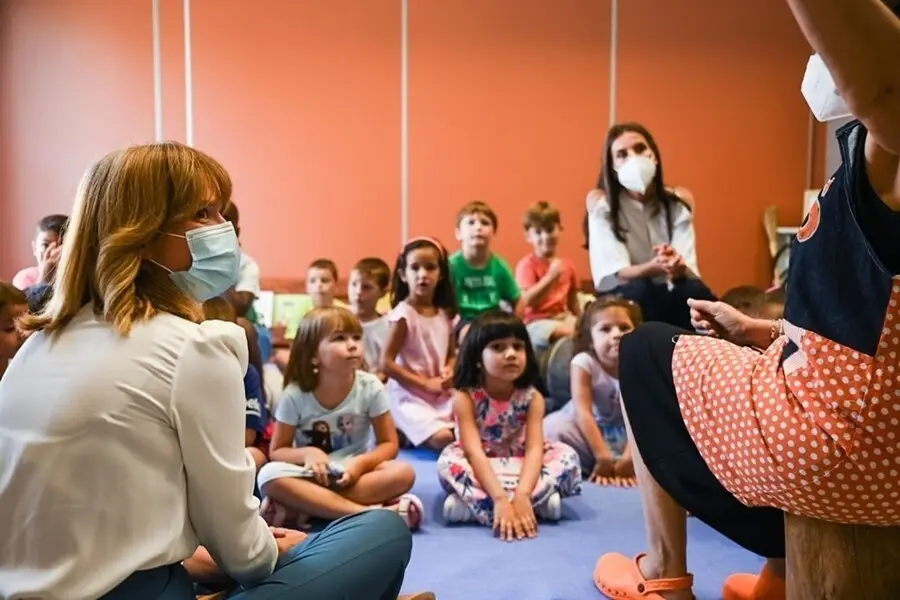 La ministra de Educaci&oacute;n y FP, Pilar Alegr&iacute;a, en la inauguraci&oacute;n del curso escolar en el Colegio de Educaci&oacute;n de Infantil y Primaria 'Od&oacute;n de Buen' de uera (Zaragoza)
