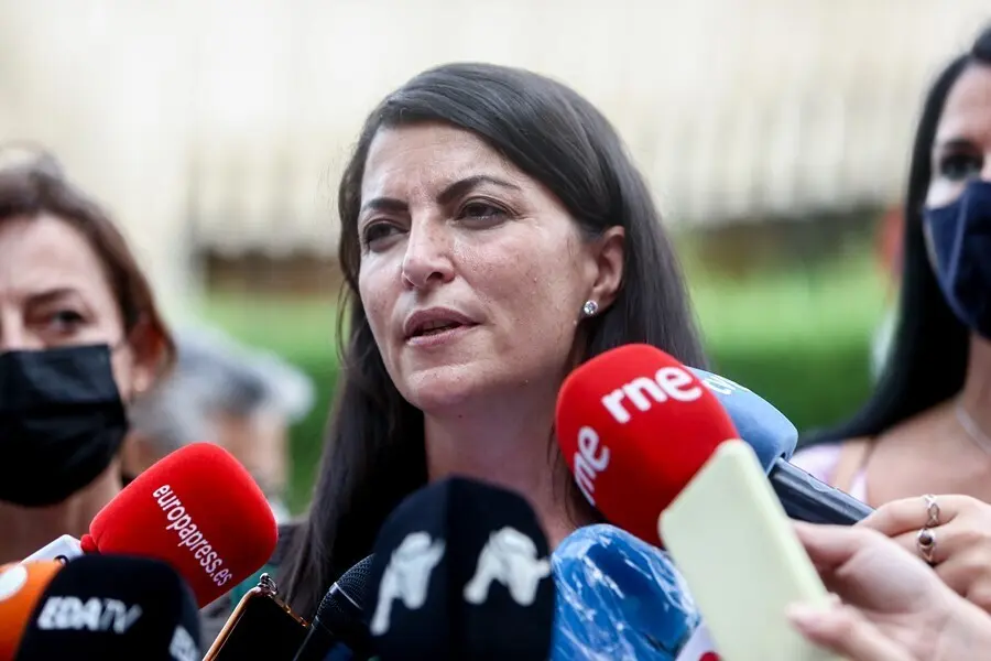 La secretaria general de Vox, Macarena Olona, atiende a los medios de comunicaci&oacute;n en una foto de archivo