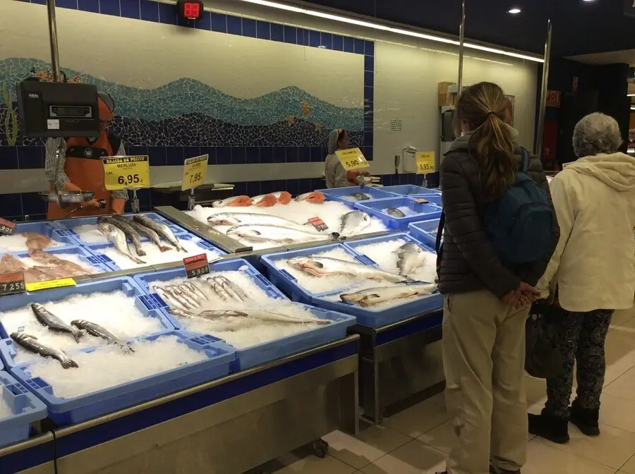 Archivo - Pescader&iacute;a, compra, supermercado
