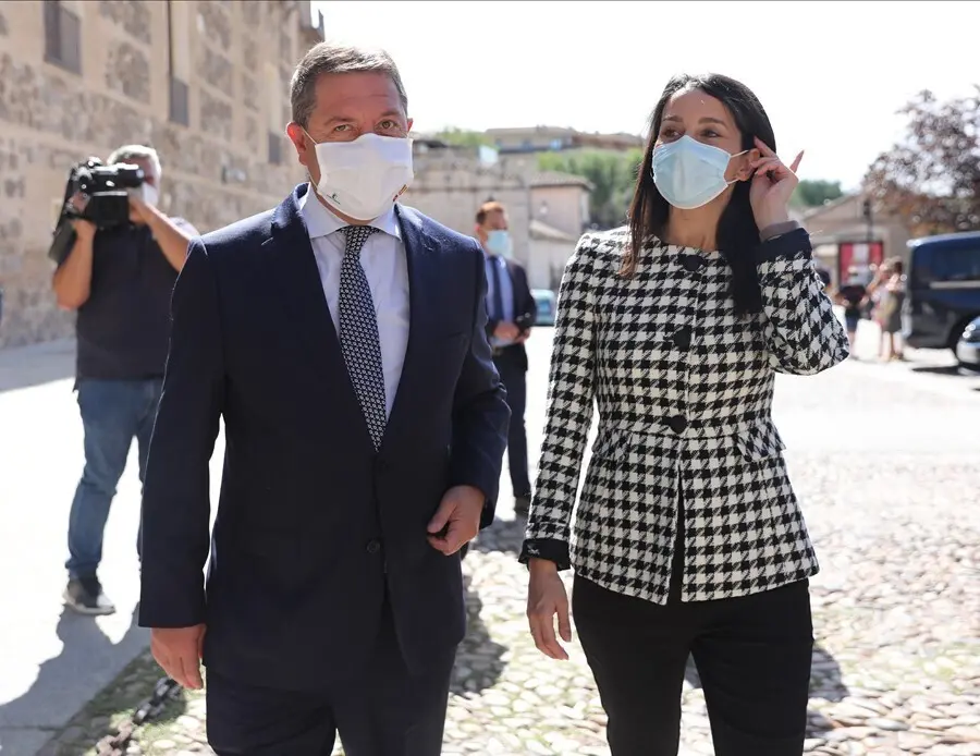 La presidenta de Ciudadanos, In&eacute;s Arrimadas, mantiene un encuentro con el presidente de Castilla-La Mancha, Emiliano Garc&iacute;a-Page, en el Palacio de Fuensalida, Toledo.