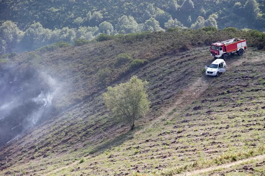 Un cami&oacute;n de bomberos en un incendio forestal en la parroquia de Cubilledo, en el municipio de Baleira, comarca de A Fonsagrada, en Lugo