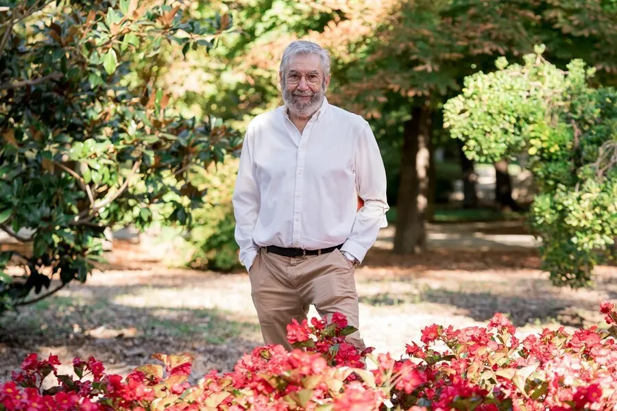 El escritor Antonio Mu&ntilde;oz Molina posa durante una rueda de prensa para presentar su libro, 'Volver a d&oacute;nde' en la Biblioteca del Parque del Retiro, a 8 de septiembre de 2021, en Madrid (Espa&ntilde;a). Mu&ntilde;oz Molina regresa a la ficci&oacute;n con esta novela que es una