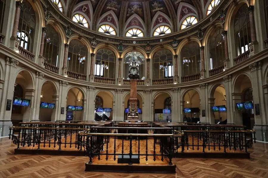 Archivo - Una de las instalaciones del Palacio de la Bolsa de Madrid con paneles del IBEX, a 27 de julio de 2021, en Madrid, (Espa&ntilde;a).